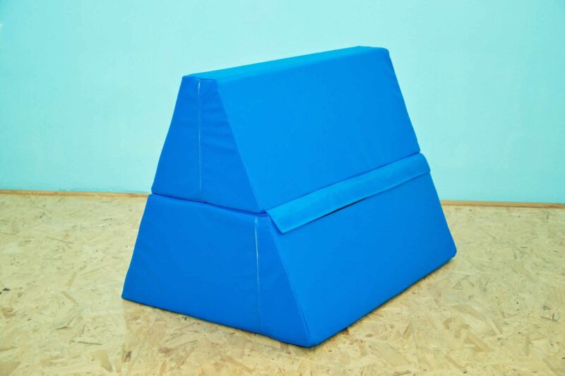 Dynamis size: 60x80x60 cm made of very strong foam 30 kg / m3 and heavy-duty leatherette. The parts are connected with velcro. Each part has handles on both sides for easier carrying. There is anti-slip material on each part.
