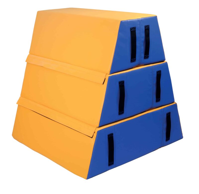 Dynamis size: 90x90x90 cm made of very strong foam 30 kg / m3 and heavy-duty leatherette. The parts are connected with velcro. Each part has handles on both sides for easier carrying. There is anti-slip material on each part.