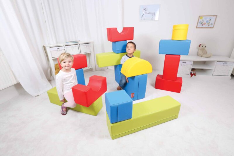 Dynamis compact size: ;80 x 80 x 40 cm simple but attractive kit. Very imaginative works can be built with basic shapes. 15 parts. Dimensions of the smallest part: 20 x 20 x 20 cm
dimensions of the folded kit: 80 x 80 x 40 cm